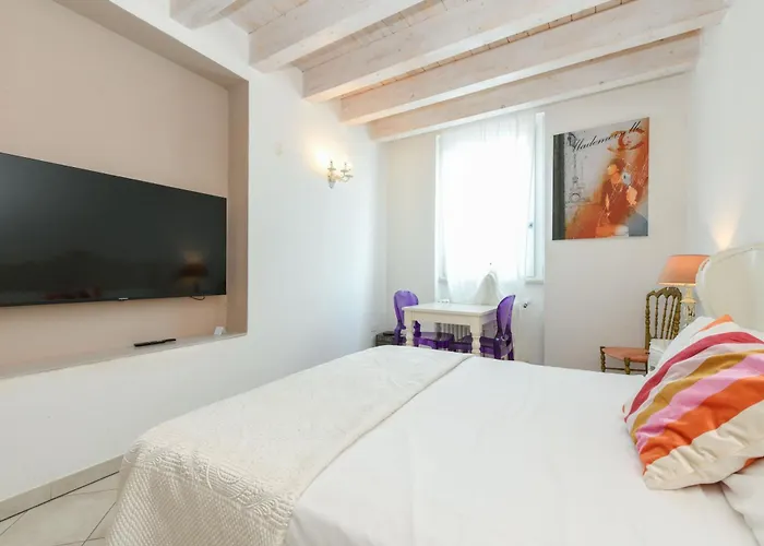 Le Reve - Lake View Rooms